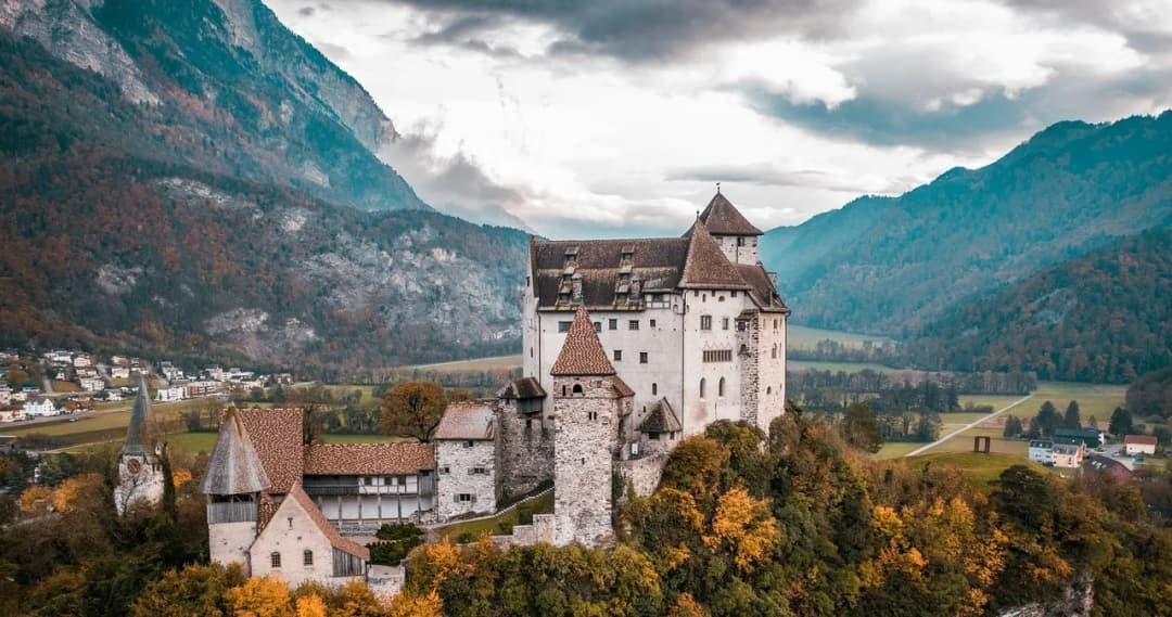 Liechtenstein gdzie leży? Odkryj jego położenie w Europie!